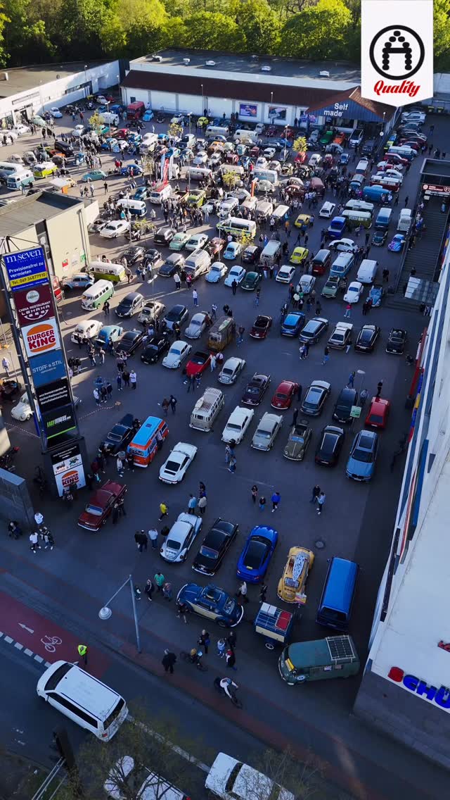 The @dflvwclub May Cruise Madness #22 captured from above. Such a chilled evening with a great turnout, cool cars and even better people. See you  at our AirMighty stand on 1 May for @maikaefertreffen_hannover 🤙🏻